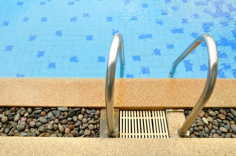 Bord de piscine en béton désactivé